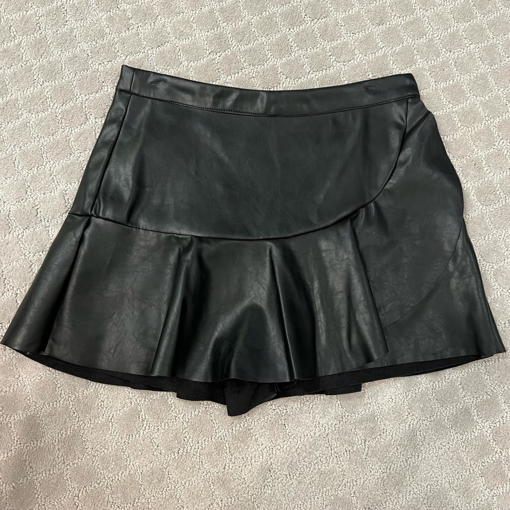 Black faux leather skort size m